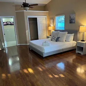 Family Getaway Near Clear Water. Holiday home